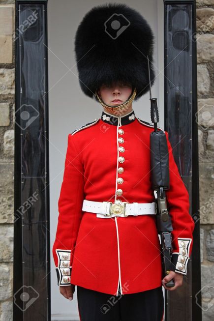 37182262-queen-guard-in-red-uniform-